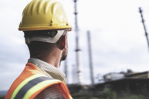 Primer plano de un ingeniero en el sitio de construcción