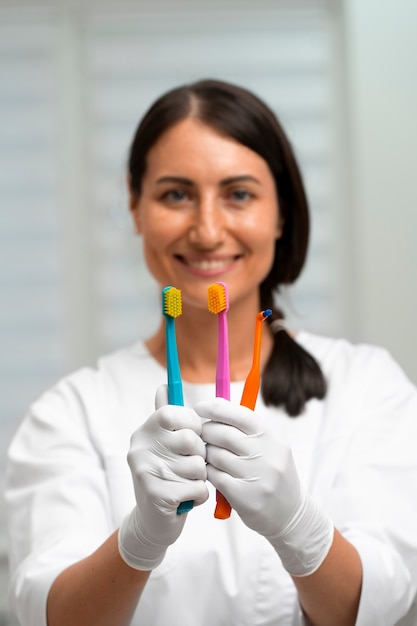 Foto gratuita un primer plano de los instrumentos dentales