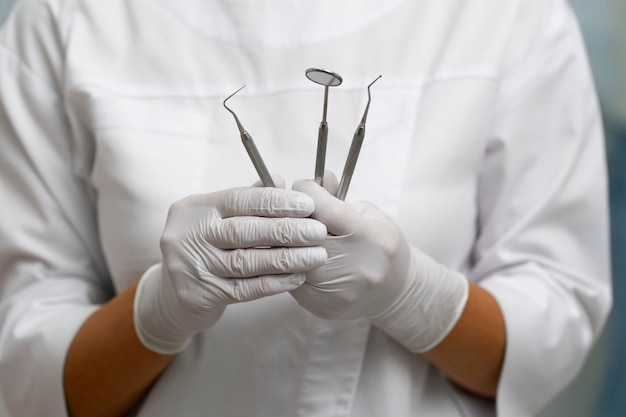 Foto gratuita un primer plano de los instrumentos dentales