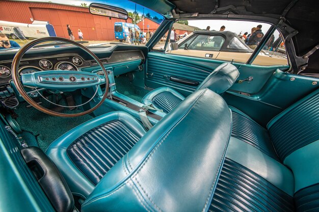 Primer plano del interior azul de un coche durante el día