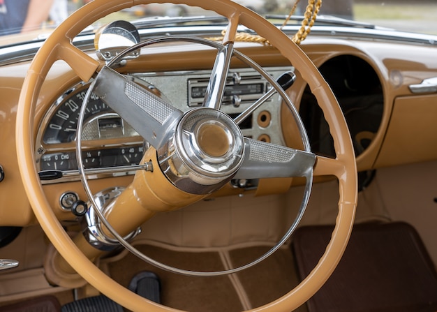 Primer plano del interior de un coche, incluido el volante