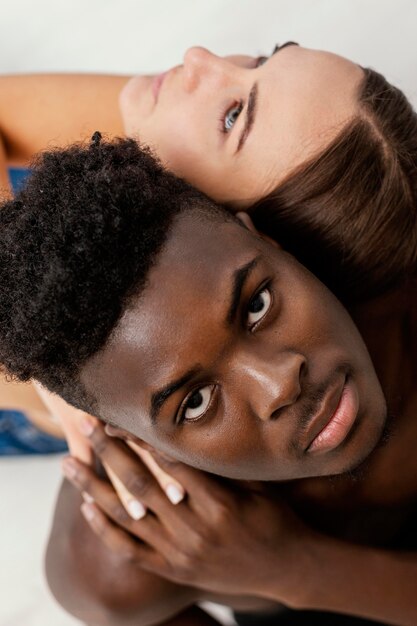 Primer plano, interracial, pareja, posar