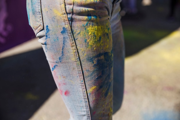 Primer plano de los jeans de mujer con polvo de color holi