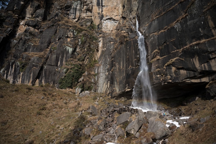 Foto gratuito primer plano de jogini falls en vashisht, india