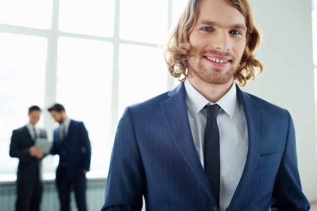 Primer plano de joven empresario con una gran sonrisa