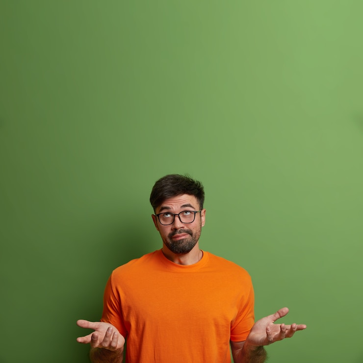 Foto gratuito un primer plano de un joven y guapo hombre aislado