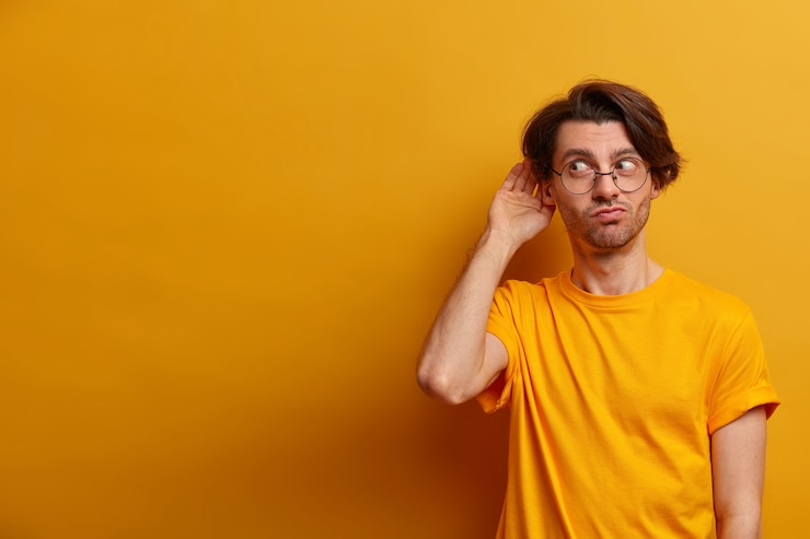 Foto gratuito un primer plano de un joven y guapo hombre aislado