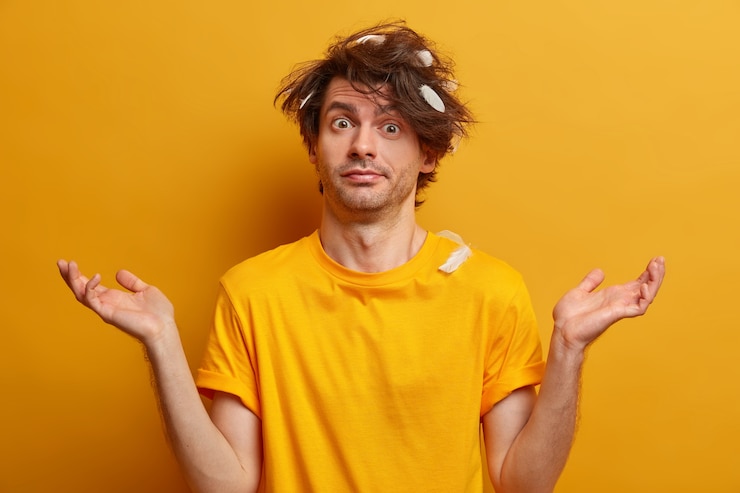Foto gratuito un primer plano de un joven y guapo hombre aislado