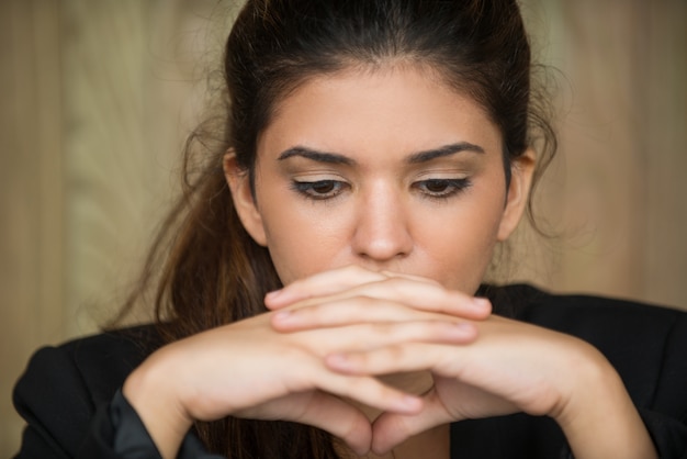 Primer plano, joven, mujer de negocios, profundo, pensamiento