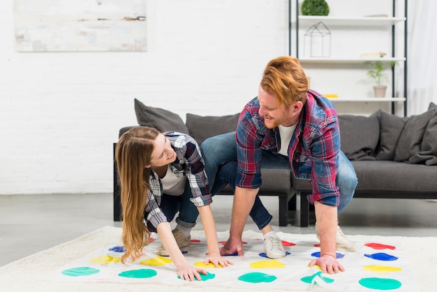 Foto gratuita primer plano de la joven pareja jugando juego de punto de color mirando el uno al otro