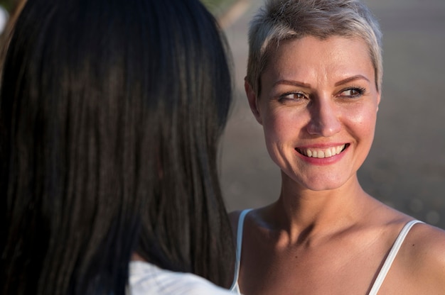 Foto gratuita primer plano de la joven pareja de lesbianas