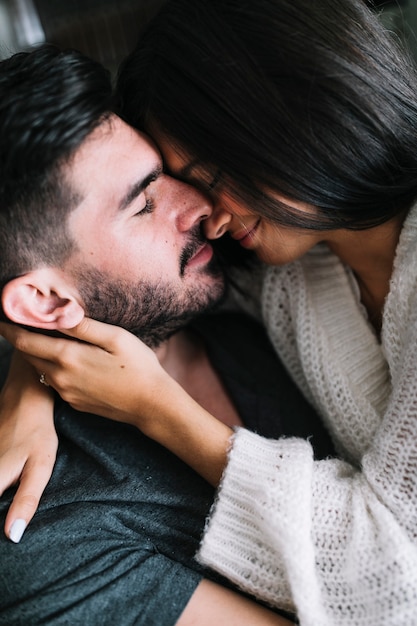 Primer plano de la joven pareja romántica amándose