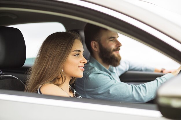 Primer plano de la joven pareja sentada en el coche