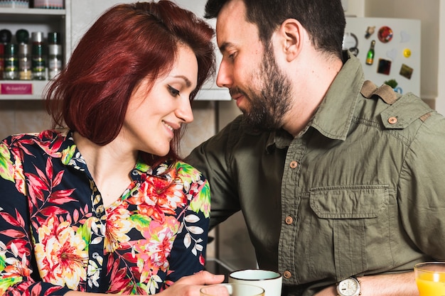 Foto gratuita primer plano de una joven pareja con una taza de café