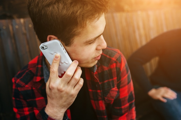 Primer plano de joven usando su móvil