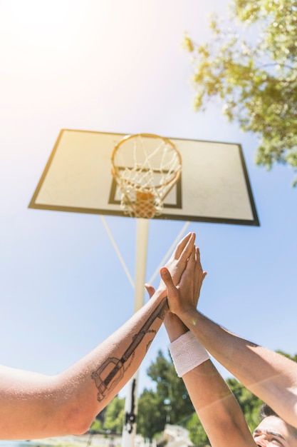 Primer plano del jugador de baloncesto dando alta cinco