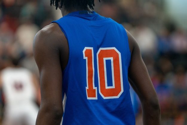 Primer plano de un jugador de baloncesto con el número 10 en la espalda