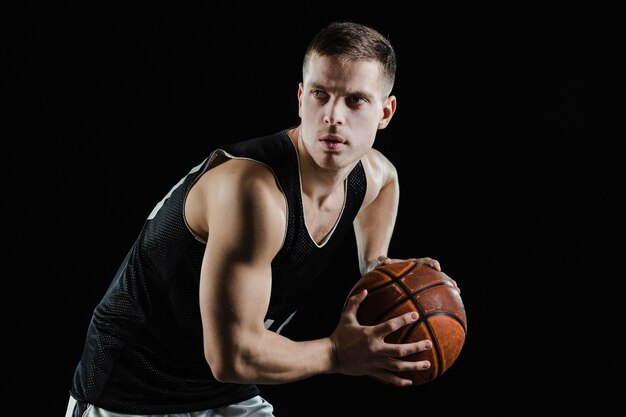 Primer plano de jugador de baloncesto profesional entrenando