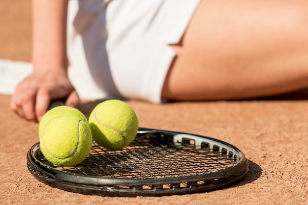 Primer plano de jugadora de tenis con equipamiento deportivo