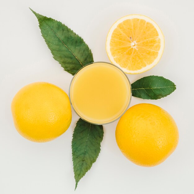 Primer plano de jugo de naranja fresco y orgánico
