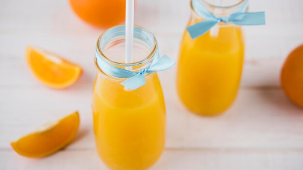 Primer plano de jugo de naranja orgánico listo para ser servido