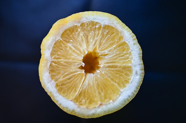 Primer plano de un jugoso limón aislado en un azul
