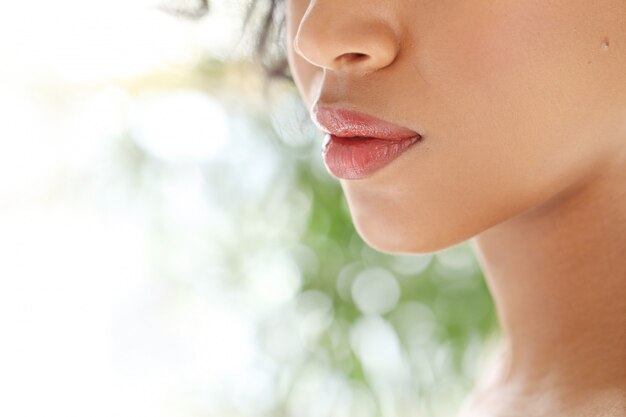 Primer plano de labios femeninos