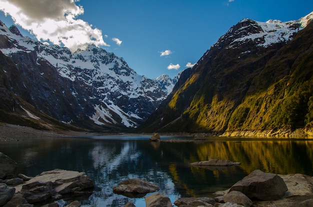 Foto gratuita primer plano del lago marian y las montañas en nueva zelanda