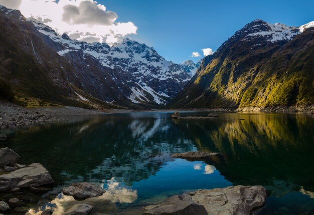 Primer plano del lago Marian y las montañas en Nueva Zelanda