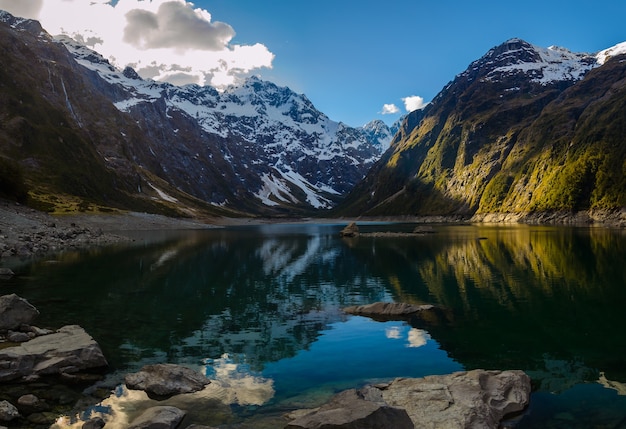 Primer plano del lago Marian y las montañas en Nueva Zelanda