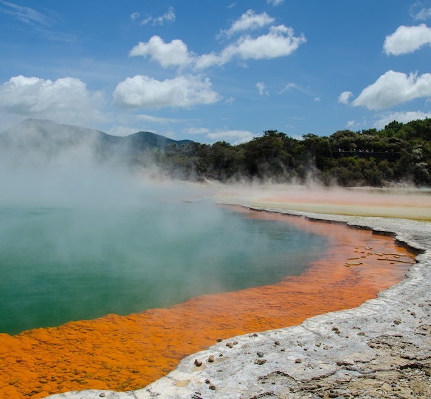 Primer plano de un lago termal en el Wai-o-Tapu, Rotorua, Nueva Zelanda