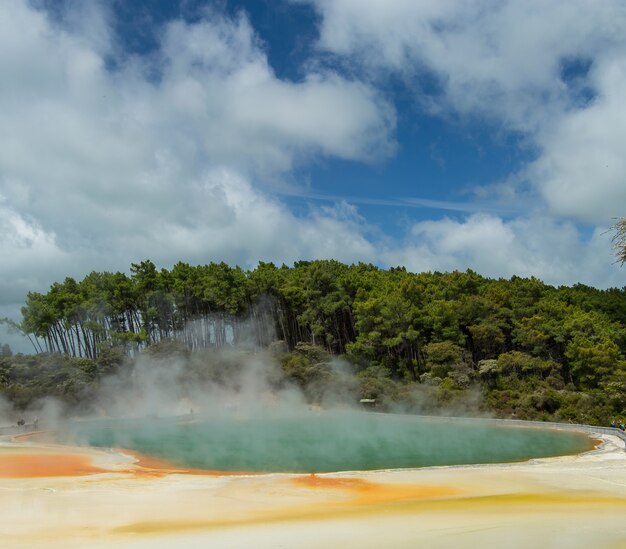 Primer plano de un lago termal en el Wai-o-Tapu, Rotorua, Nueva Zelanda