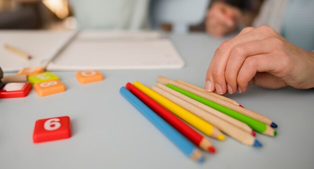 Primer plano de lápices sobre la mesa durante la sesión de tutoría en casa