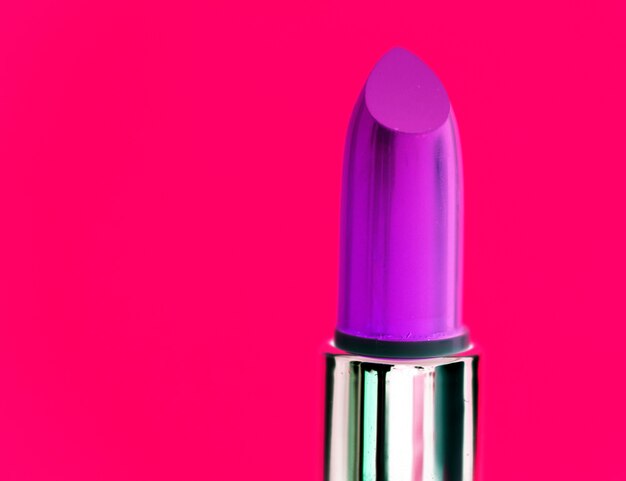 Primer plano de lápiz labial morado para mujeres