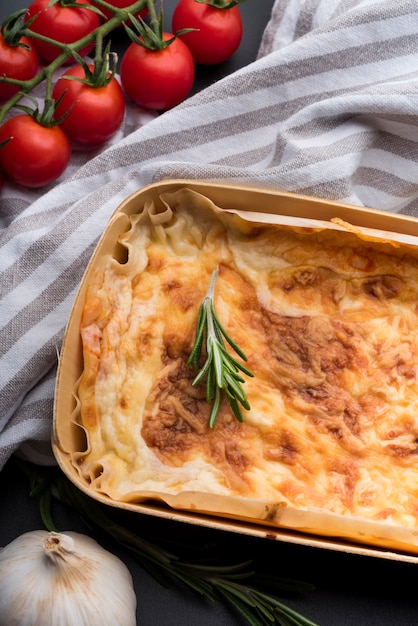 Primer plano de lasaña deliciosa en bandeja sobre el mostrador de la cocina