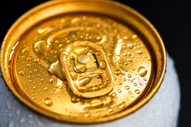 Primer plano de una lata metálica de cerveza con algunas gotas de agua