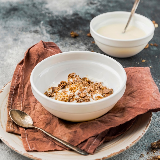 Foto gratuita primer plano de leche orgánica con granola lista para ser servida