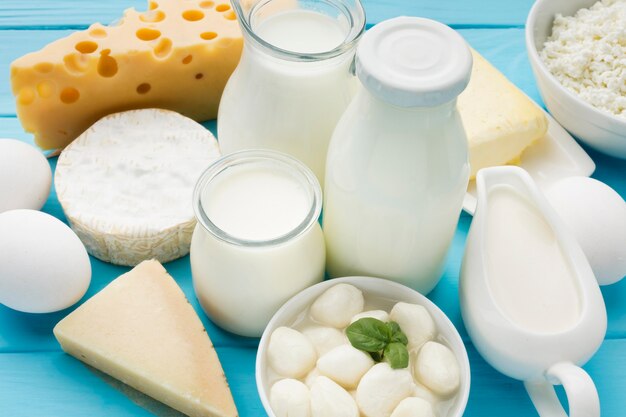 Primer plano de leche orgánica con queso gourmet