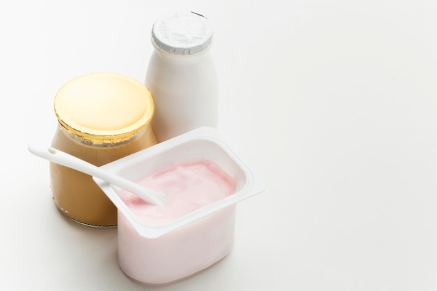 Primer plano de leche orgánica con yogurt fresco
