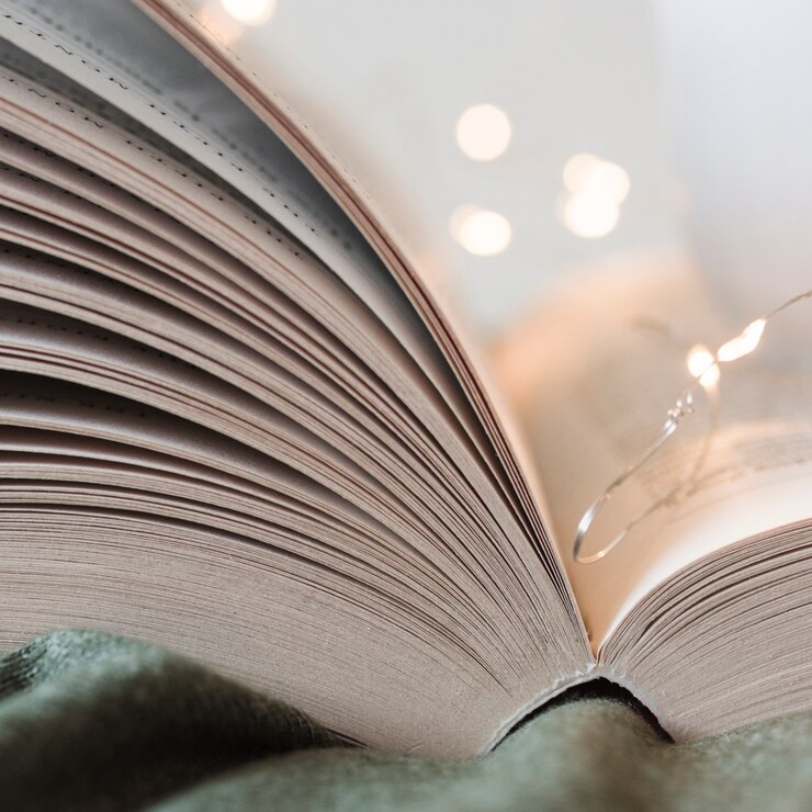 Foto gratuito primer plano de libro abierto de tapa dura