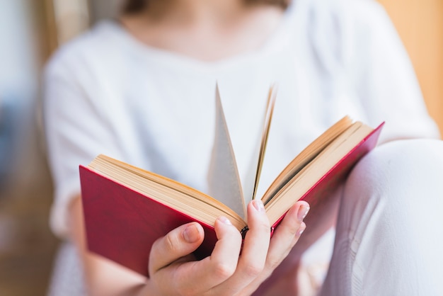 Foto gratuita primer plano del libro de lectura de mujer