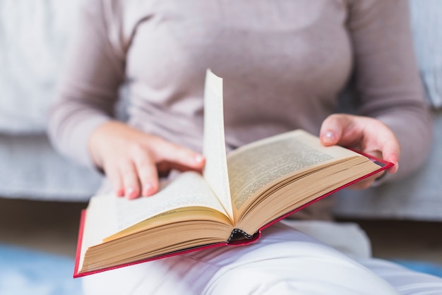 Primer plano del libro de lectura de mujer