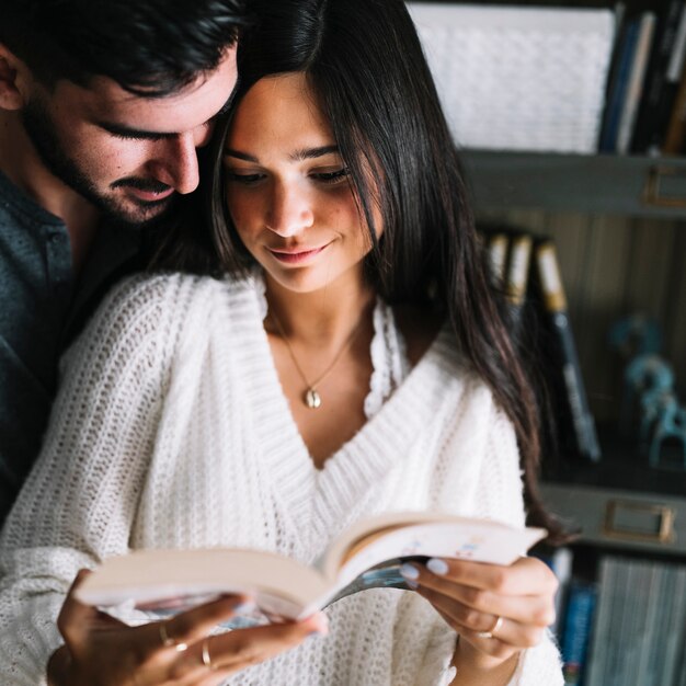 Primer plano del libro de lectura de pareja