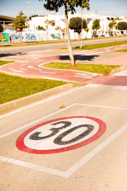 Primer plano del límite de velocidad en el carril para bicicletas en el parque