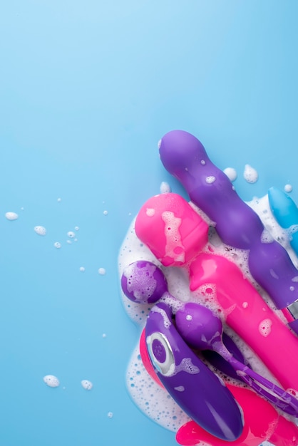 Primer plano de la limpieza de juguetes sexuales