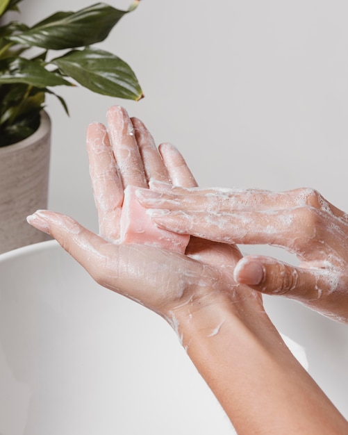 Primer plano limpieza profunda de las manos con agua y jabón.