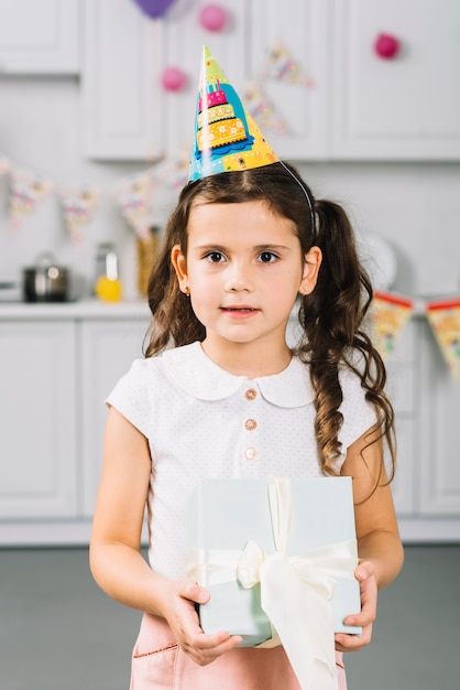 Primer plano de una linda chica con regalo de cumpleaños