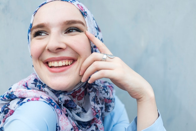 Foto gratuita primer plano de linda mujer sonriendo