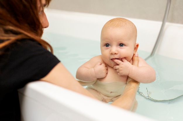 Foto gratuita primer plano lindo bebé en la bañera