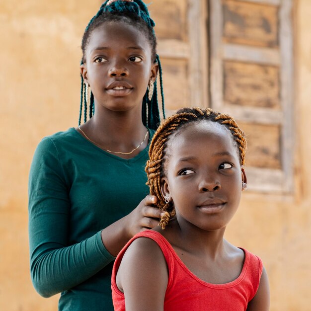Primer plano lindo niñas africanas al aire libre